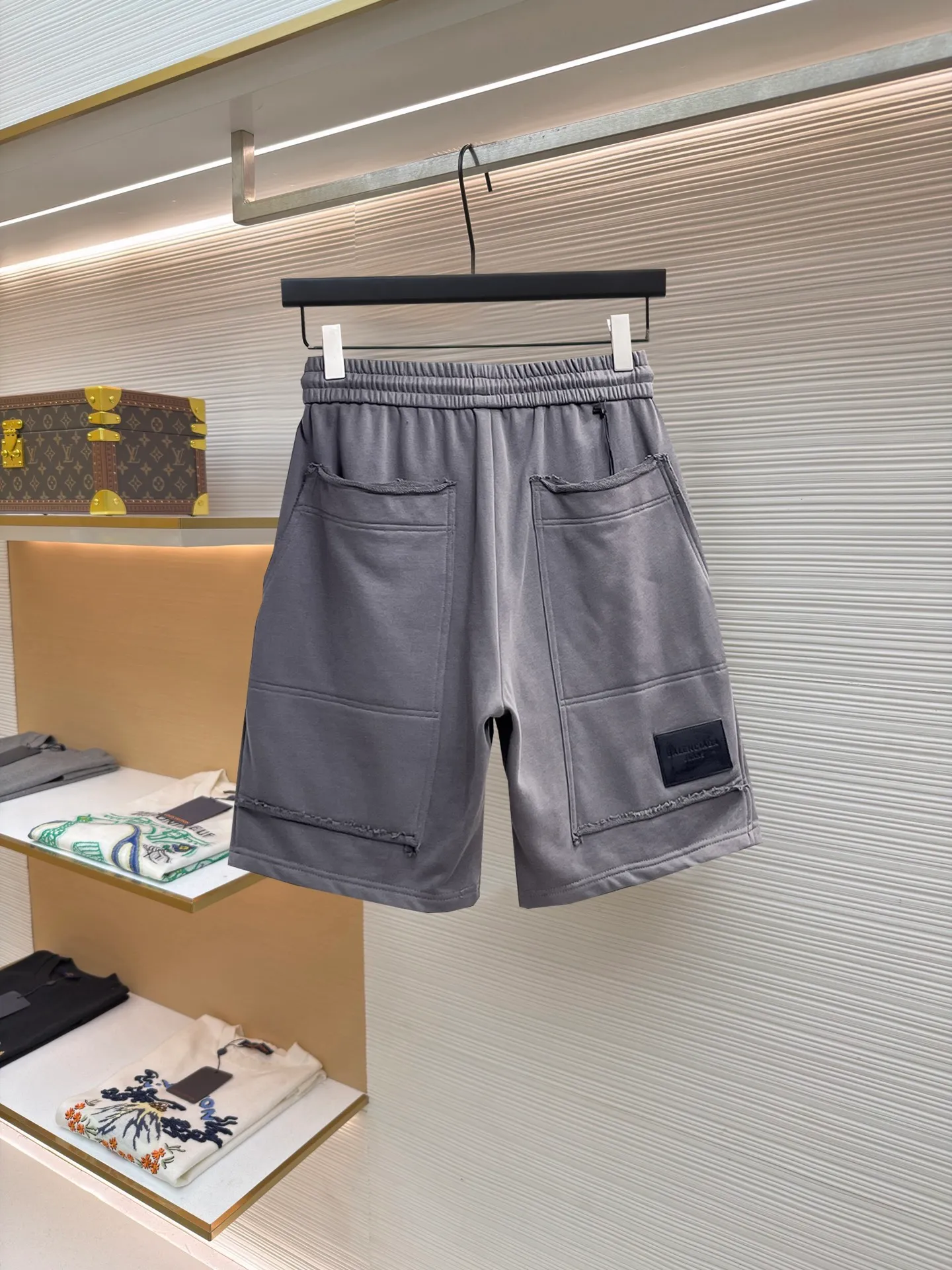 Balenciaga's three-standard complete 2026 summer New Arrival men's casual shorts, advanced custom-made Breathable fabric, Breathable fabric, extremely stretchy and comfortable, impeccable details, top-grade accessories, original logo design concept, delicate and soft feel! The upper body fit is awesome! Size: M-XXXL Please state your height and weight when ordering